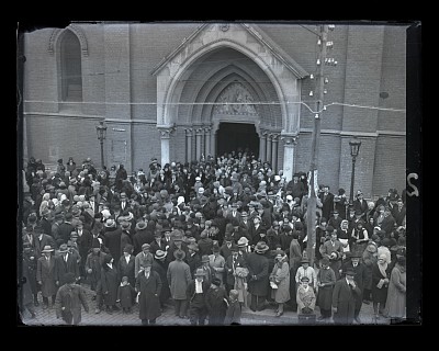 Grup de persoane în fața Catedralei Sf. Iosif