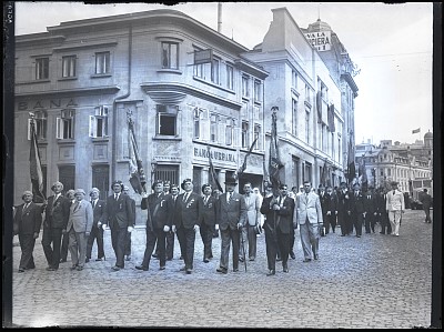 Defilarea asociațiilor pe Calea Victoriei