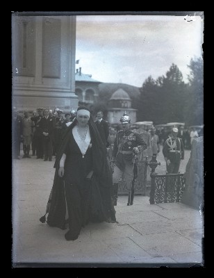 M.S. Regele Carol al II-lea și M.S. Regina Maria la parastasul Regelui Ferdinand I, Curtea de Argeș