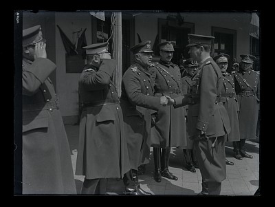 Regele Carol al II-lea strânge mâna generalilor