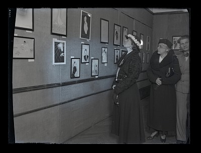Regina Maria la o expoziție