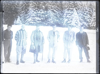 Principele Nicolae și un grup la munte