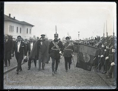Carol al II-lea și principele Nicolae la o ceremonie militară