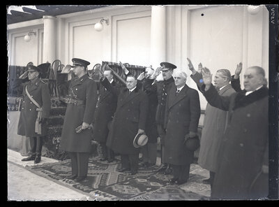 Marele Voevod Mihai în timpul intonării Imnului Regal