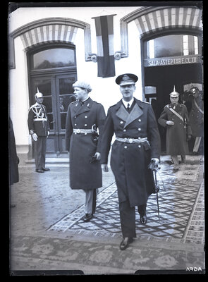 Regele Carol al II-lea și Marele Voievod Mihai la ieșirea din gara din Curtea de Argeș