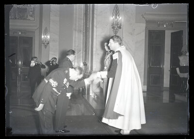 Ceremonie la Palatul Regal în prezența Majestăților Sale, Regele Carol al II-lea și Mare Voievod Mihai