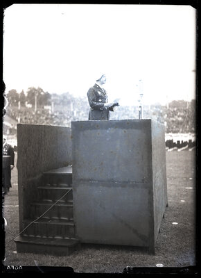 Majestatea Sa, Regele Carol al II-lea, ține un discurs de Ziua Restaurației, pe Stadion O.N.E.F.