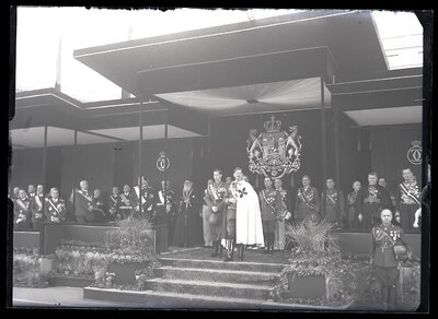 Majestățile Sale, Regele Carol al II-lea și Mare Voievod Mihai, la ceremonia de 10 Mai