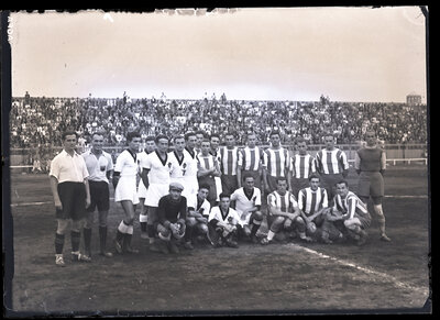 Echipele de fotbal Venus București și Ferencvaros, pe Stadion Venus