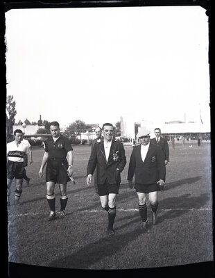 Arbitrul italian, Giuseppe Scarpi, la meciul dintre România-Iugoslavia, pe Stadion O.N.E.F.