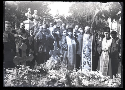 Parastasul de șase luni de la moartea lui Nae Ionescu, la Cimitirul Bellu, în prezența familiei și a străjii legionare