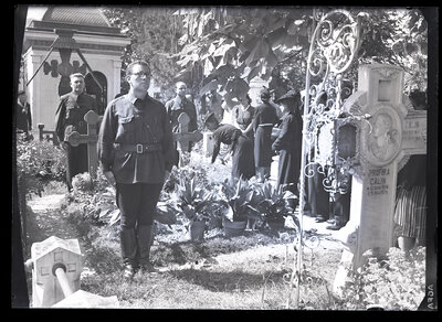 Parastasul de șase luni de la moartea lui Nae Ionescu, la Cimitirul Bellu, în prezența familiei și a străjii legionare