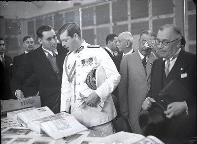 Majestatea Sa, Regele Carol al II-lea, prezent la Expoziția "Luna Cărții" din Capitală