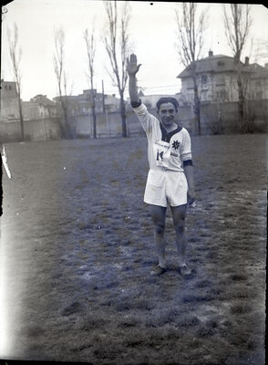 Atletul Roșnoveanu la un concurs sportiv pe Stadionul A.N.E.F.
