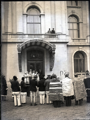 Colindători la Palatul Regal, urmăriți de Majestatea Sa, Regele Carol al II-lea