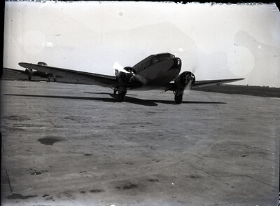 Avion Junkers Ju 52 pe pista aeroportului Băneasa