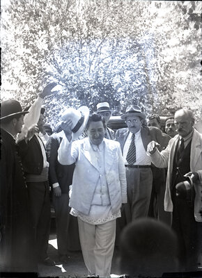 Ion Mihalache și Virgil Madgearu, primiți la un eveniment dintr-o comunitate rurală