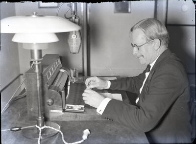 Sir Reginald Hoare, ministrul Angliei la București, la biroul de lucru