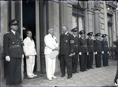 Inginer Ion Gigurtu, alături de general Petre Georgescu, în așteptarea Regelui Carol al II-lea la Casa "Partidului Națiunii"