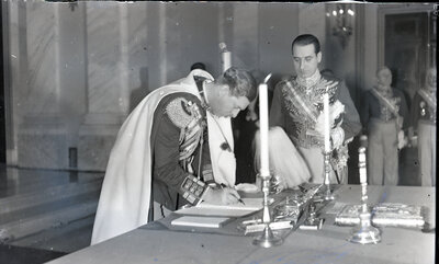 Majestatea Sa, Regele Carol al II-lea, semnează Noua Constituție, într-un cadru solemn