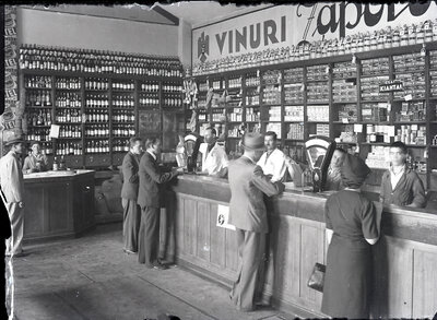 Băcănie interbelică cu vinuri, țigări, ceai și alte produse comerciale
