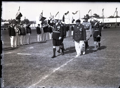 Majestățile Sale, Regele Carol al II-lea și Mare Voievod Mihai, ajung la festivitățile dedicate Zilei Restaurației pe Stadion O.N.E.F.