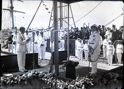 Paul Theodorescu rostind un discurs cu prilejul ceremoniei de botez a navei „Amiral Murgescu”