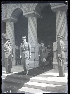 M.S. Regele Mihai I și generalul Ion Antonescu ieșind din Catedrala Patriarhală după ceremonia de încoronare