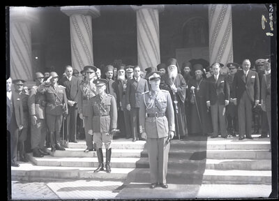 M.S. Regele Mihai I și generalul Ion Antonescu primind defilarea trupelor