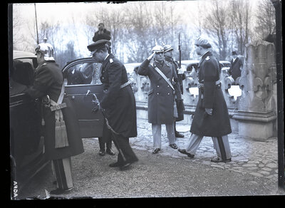 Majestățile Sale, Regele Carol al II-lea și Mare Voievod Mihai, la o ceremonie de la Curtea de Argeș