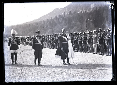Majestățile Sale, Regele Carol al II-lea și Mare Voievod Mihai, la festivitatea de înaintare în grad, Sinaia