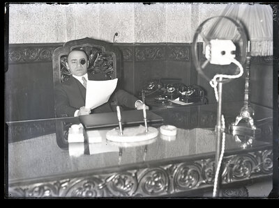 Armand Călinescu rostește un discurs la radio "Ora Națiunii"