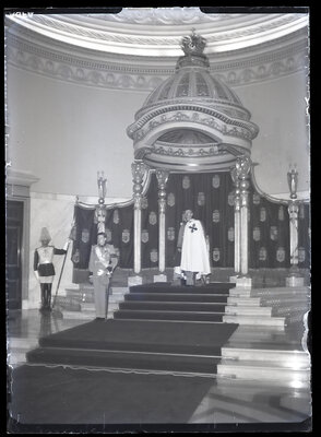 Ceremonie la Palatul Regal în prezența Majestăților Sale, Regele Carol al II-lea și Mare Voievod Mihai