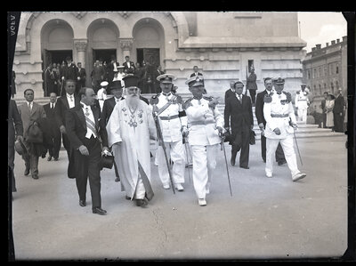 Patriarh Miron Cristea alături de oficialități din Guvern la o ceremonie în Capitală