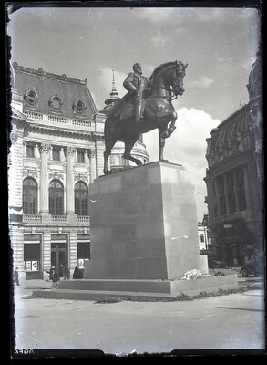 Statuia ecvestră a Regelui Carol I în fața Fundației "Carol I" București